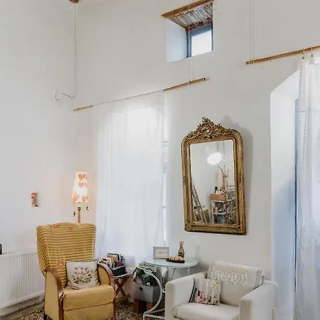 Artistic Home- 250yr Old Traditional
