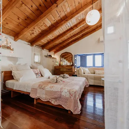 Artistic Home- 250yr Old Traditional *
