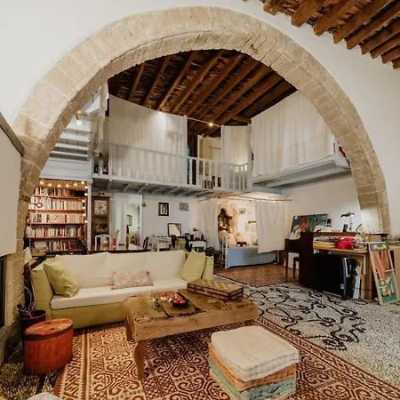 Artistic Home- 250yr Old Traditional Villa