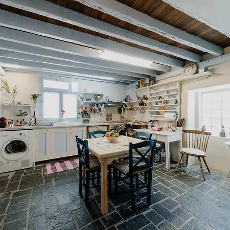Artistic Home- 250yr Old Traditional *