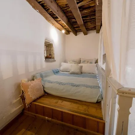 Artistic Home- 250yr Old Traditional Villa