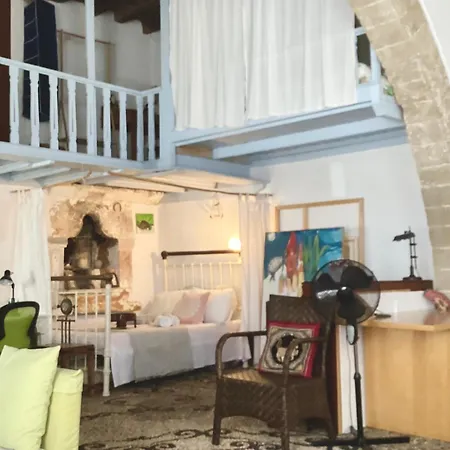Artistic Home- 250yr Old Traditional